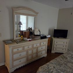 BASSETT 5 piece French Provincial  Bedroom set