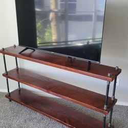 55-inch Hisense Roku TV/ TV Stand With Shelves 