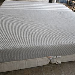 Used King Mattress Gel Memory Foam And Box Spring 🌙 