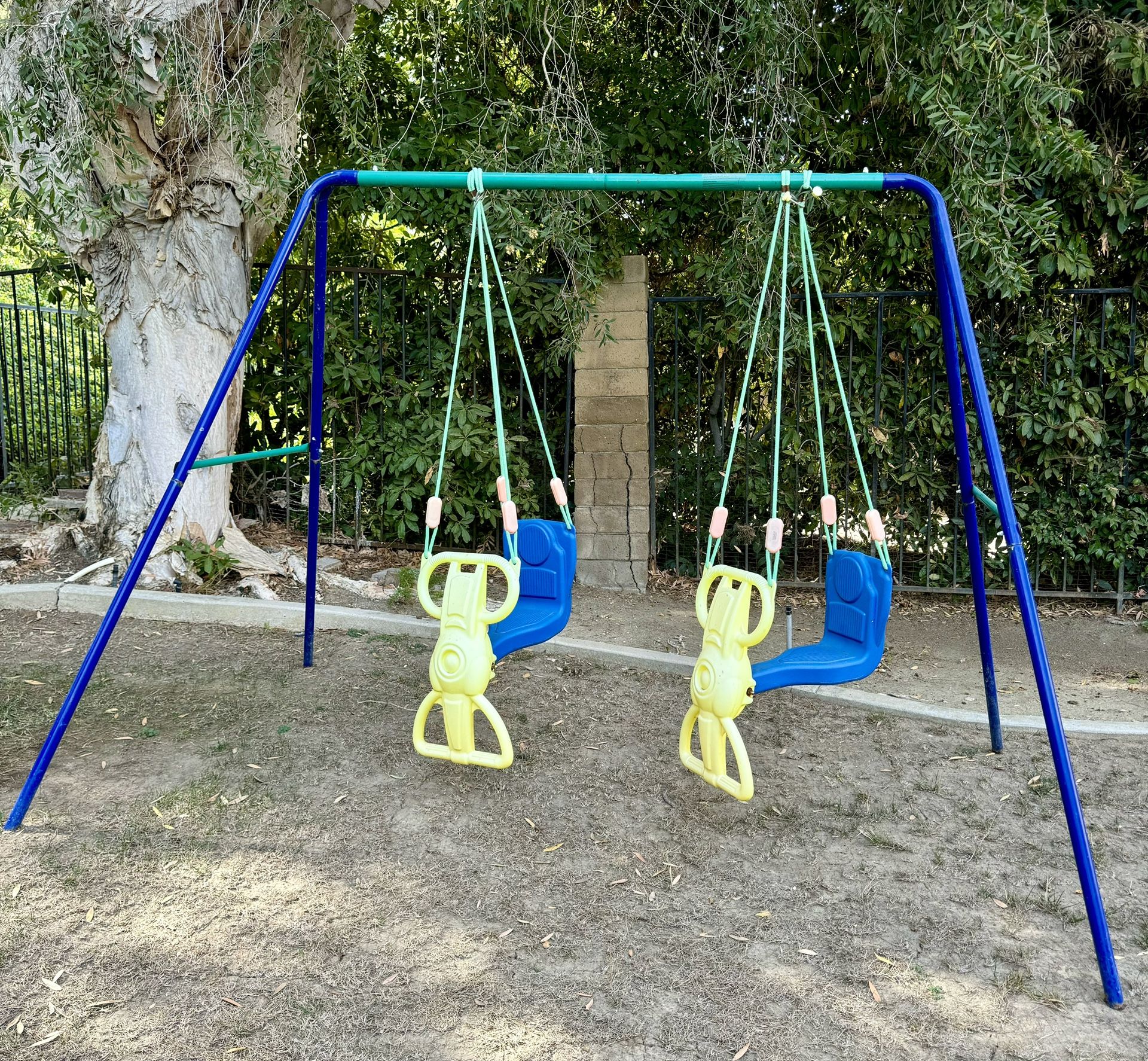 Kids Outdoor Swing Set