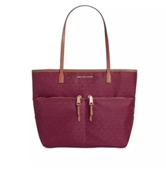 Michael Kors Pocket Nilon Tote Merlot/Gold
Style
Michael Kors Large Pocket Tote Bag.
Medium sized bag 12"W x 11.5"H x 6"D.
Interior: one zip pocket an