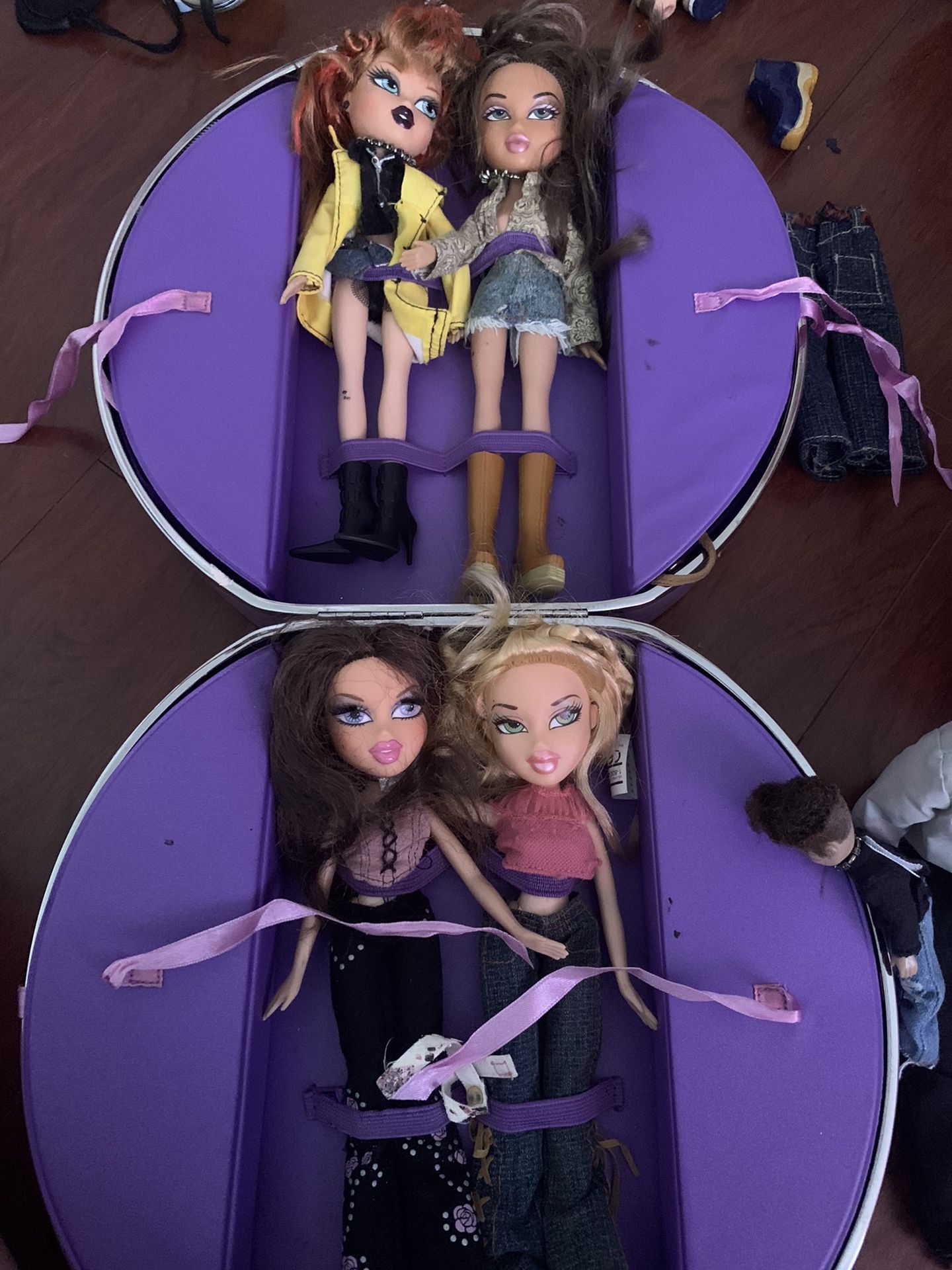 Bratz dolls with case and over 100 dollars in accessories