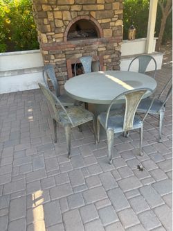 Solid round commercial table (6 metal chairs)