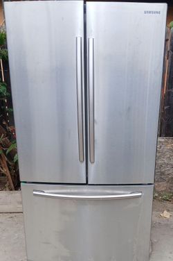 Refrigerator Samsung everything works perfectly  2 months Warranty