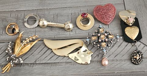 brooch lot