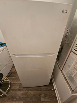 LG - Top Freezer Refrigerator