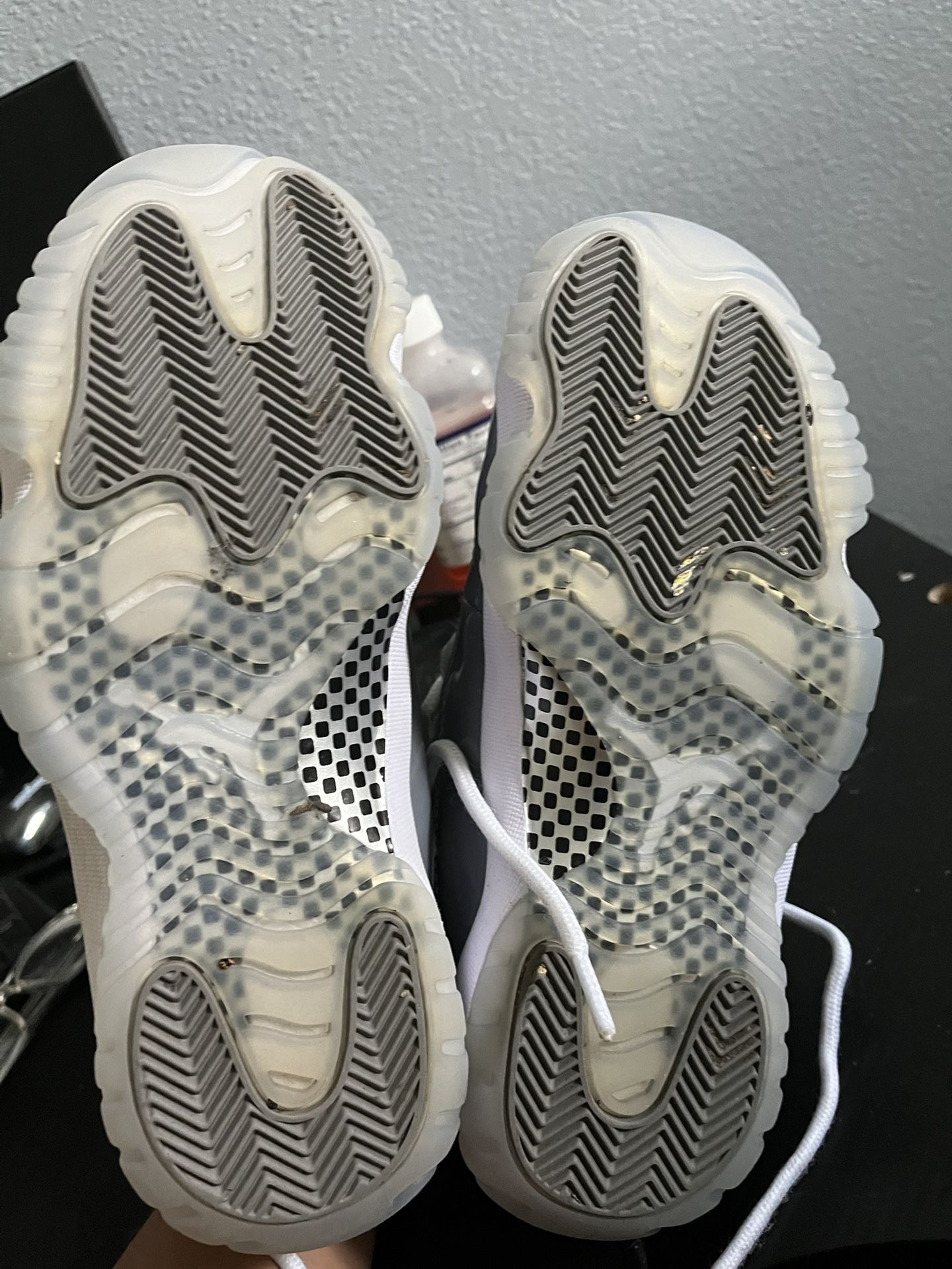 jordan 11s cool greys size 8-8.5
