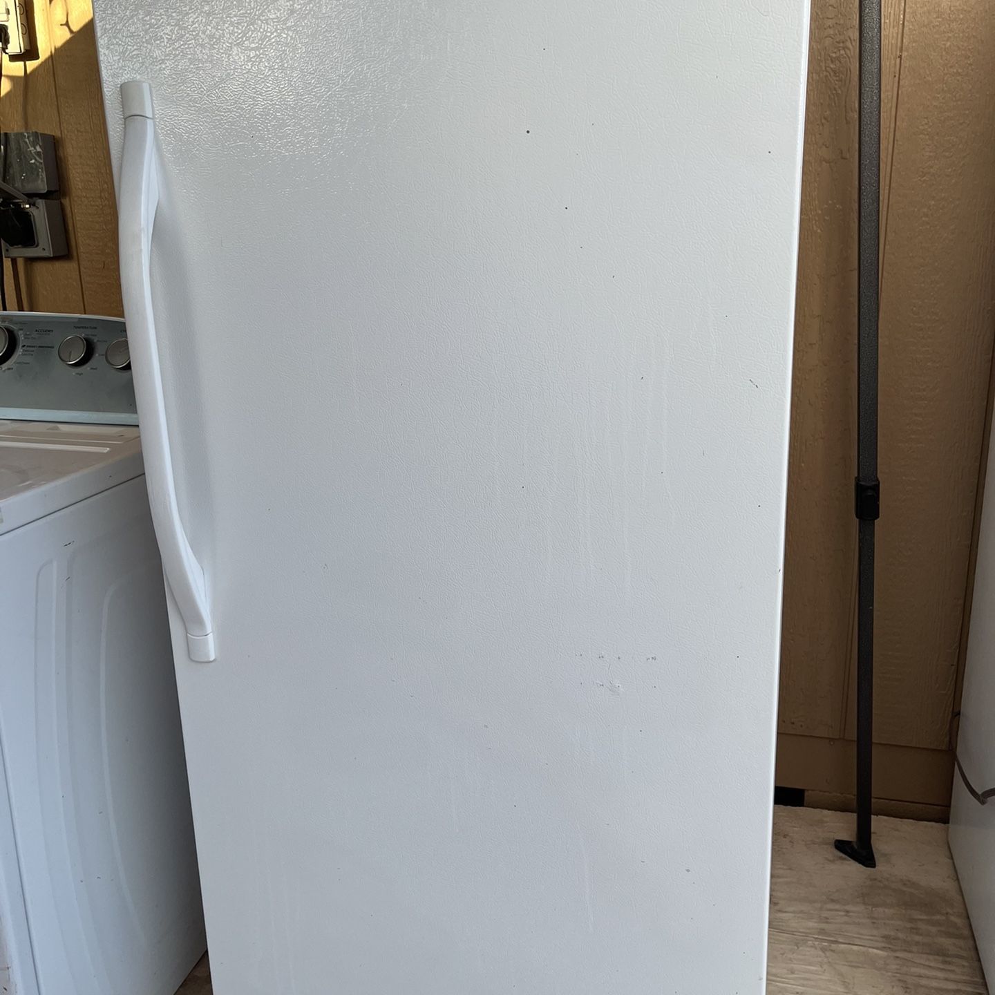 Frigidaire Upright Standing Freezer 13 Cu Ft Z8Y for Sale in Glendale, AZ  - OfferUp