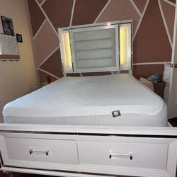 QUEEN Bedframe & Mattress