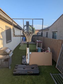 NEW(ish) Spalding 60 inch Acrylic Screw Jack Portable Basketball Hoop System