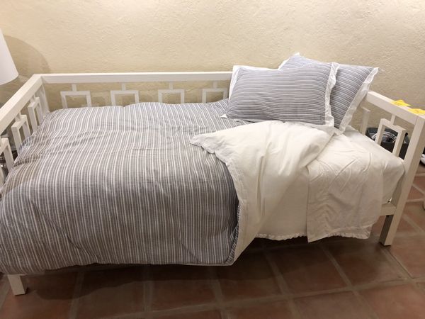 West Elm Window Daybed With Serta Twin Mattress And Bedding For