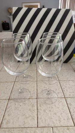 Oneida wine glasses (4)
