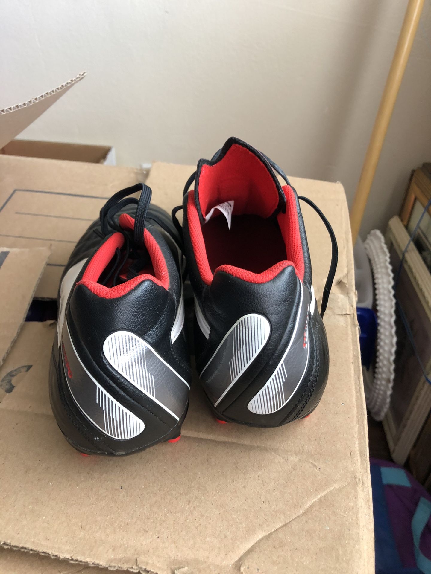 Soccer shoes