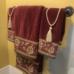 Beautiful Decorative Towel Set