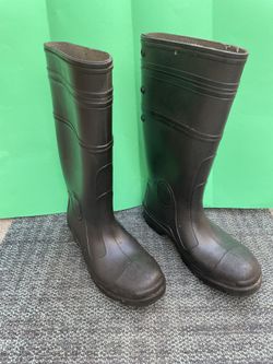Rubber Rain/Mud boots – men’s nine, pre–owned.  Please Read Description Re Bundled Pricing.