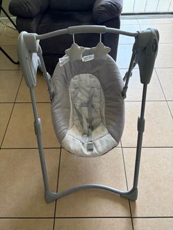 Graco Slim Spaces baby swing Adjustable/ automatic swing battery operated