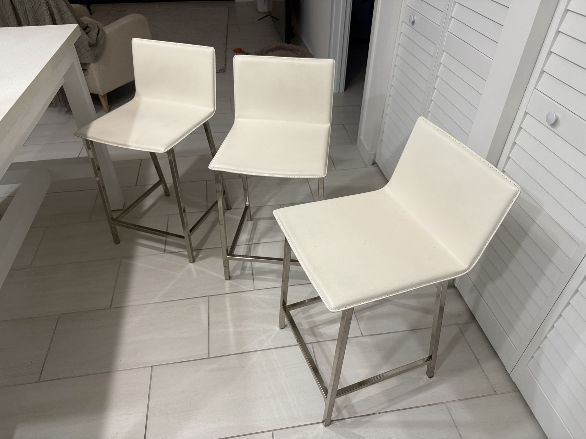 Bar Stools Set Of 3 / Sillas Altas Set De 3