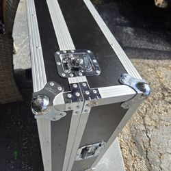 Larg Mixer  Flight Case .   Like ( Yamaha Tf5)