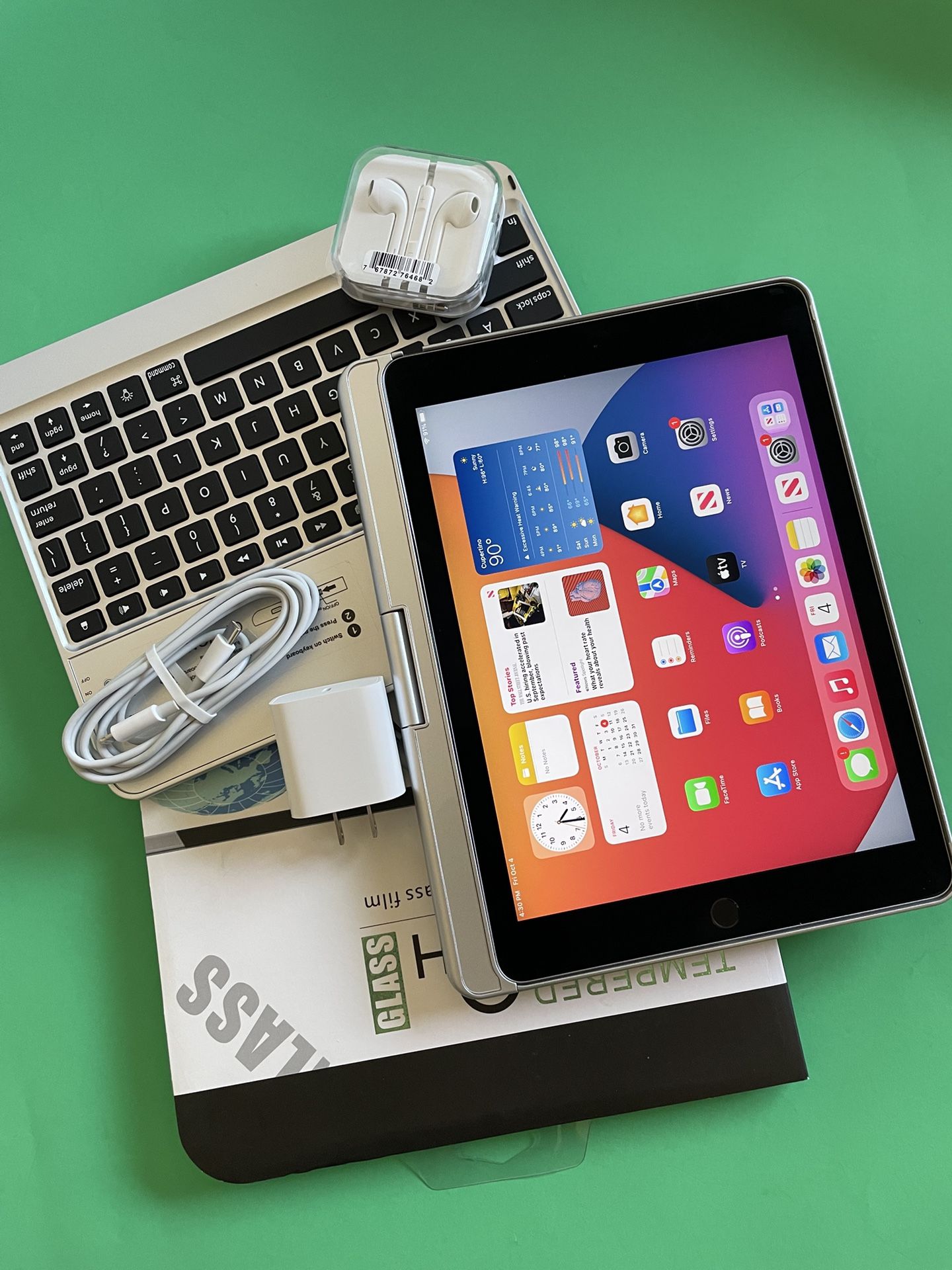 Apple IPad 6th Generation (9.7” Retina / Touch ID / IOS 17) 32GB with keyboard, pen & Accessories (128gb $199)