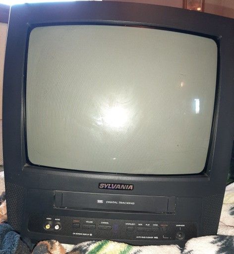 SYLVANIA TV VCR COMBO 13 INCH SCREEN