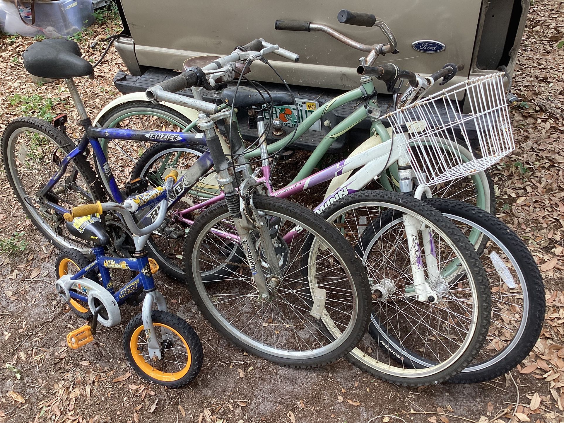 Several Good Bikes And Parts. Can Easily Be Cleaned  Up  And Rideable.  2large Bikes, One Small, One Medium.