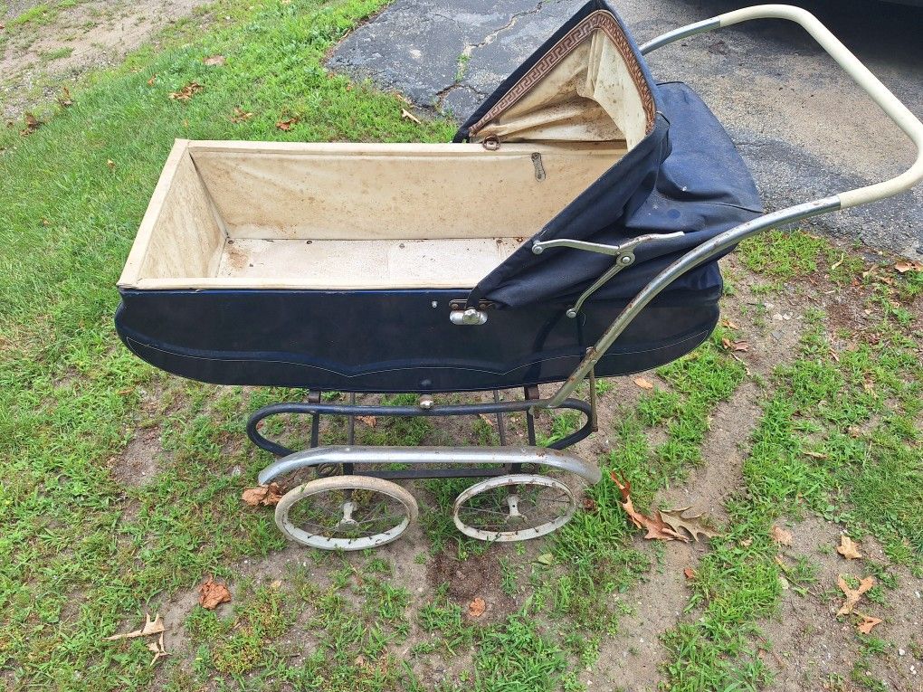 1950 VINTAGE BABY HOOD BABY CARRIAGE BUGGY STROLLER.