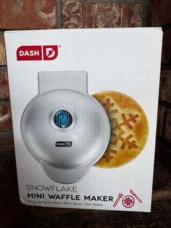 Dash mini waffle maker - snowflake