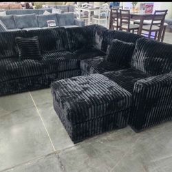 New Sectional Jumbo Corduroy Couch with Ottoman! Free Delivery 🚚!