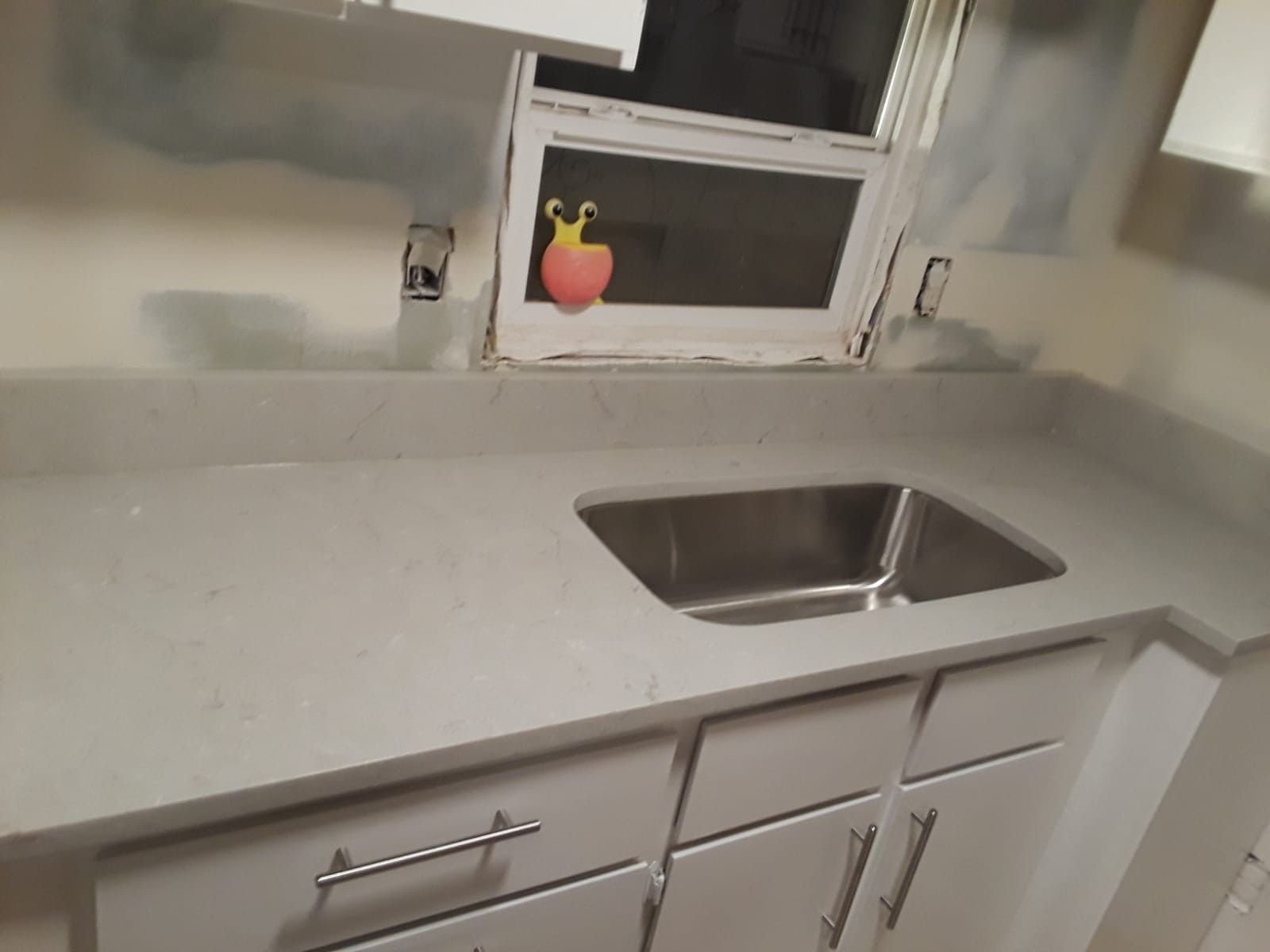 Quartz and granite countertops fabrication