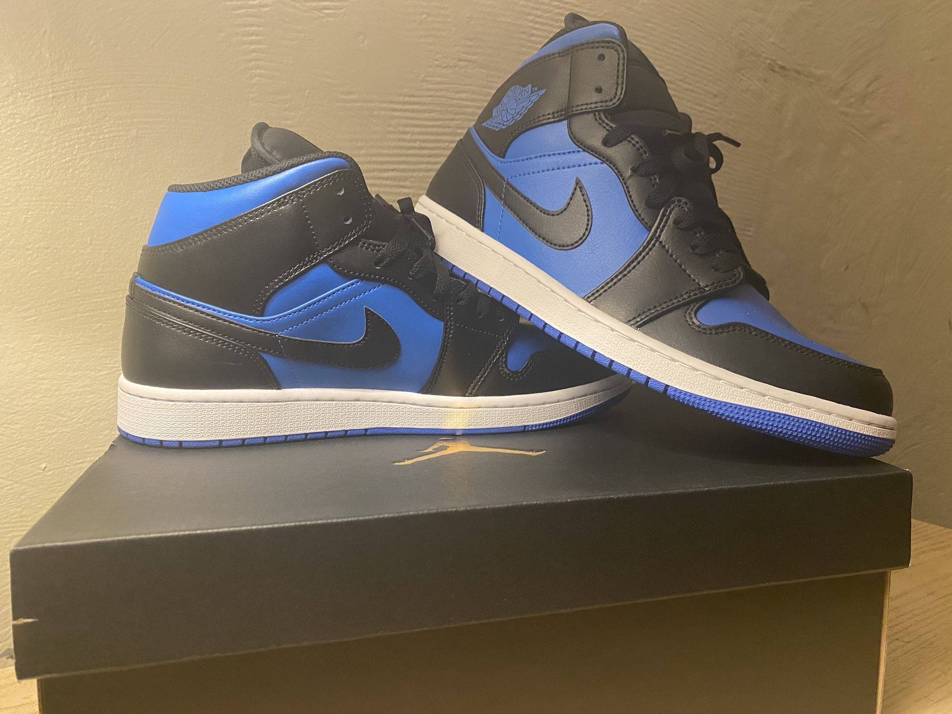 *Send best offer!* Air Jordan 1 Mid 