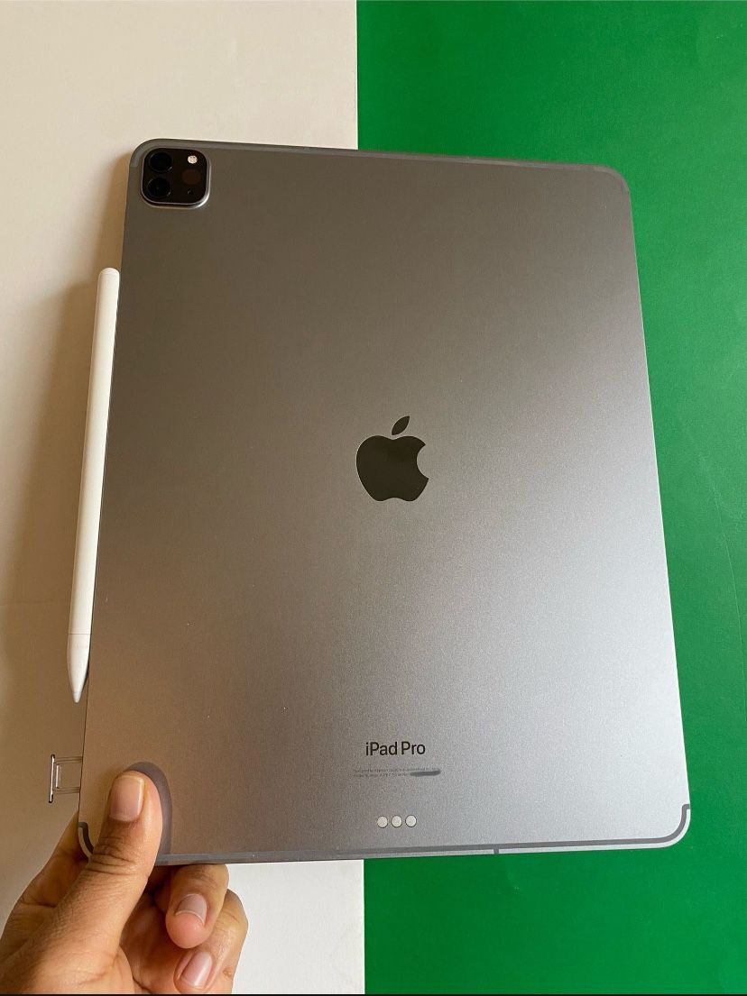 Apple IPad Pro 12.9” 6th Generation (2022 Model / M2 chip ) 128GB WiFi + cellular (5G Unlocked) with keyboard, pen & Accessories