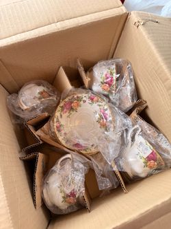 Royal Albert Old Country Roses Tea Cups, Saucers and Plates Set
