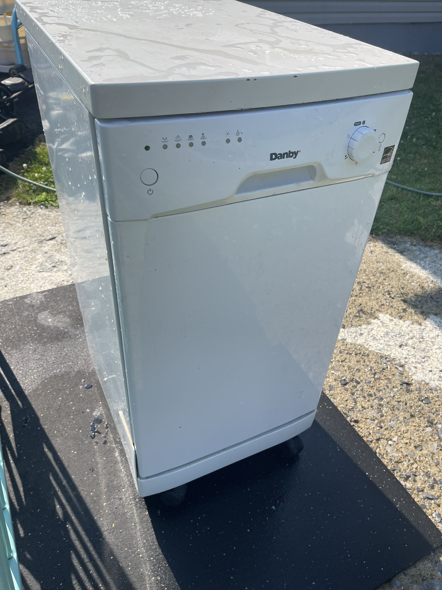 Dishwasher Danby. H 36” W 17 1/2” D 25”