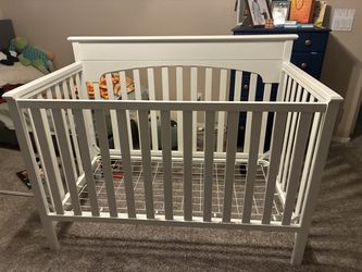 Beautiful White Wooden Full Size Crib