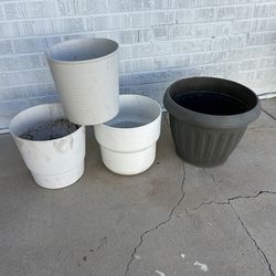 Pots planters plastic  all for 20