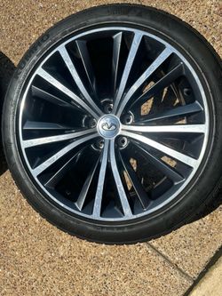 2019 Infiniti Q60 stock wheels