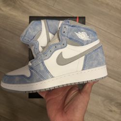 Jordan 1 Hyper Royal 