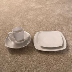 White Dinnerware Set (6)