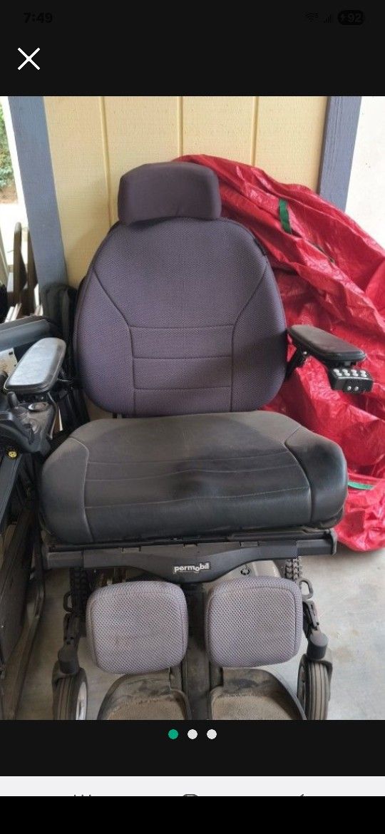 GREAT CHRISTMAS GIFT MUST SELL ASAP $550 OR BEST OFFER MOTORIZED WHEELCHAIR WITH CHARGER (contact info removed)