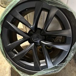 Three 2023 Tesla Model S wheels/tires, all 3 wheels good condition, just needs 2 new tires
