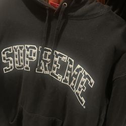 SUPREME HOODIE • SIZE S • BLACK