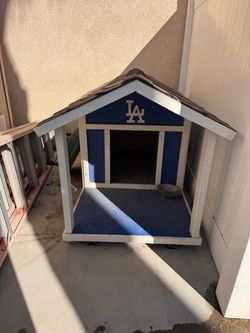Free Dodgers dog house