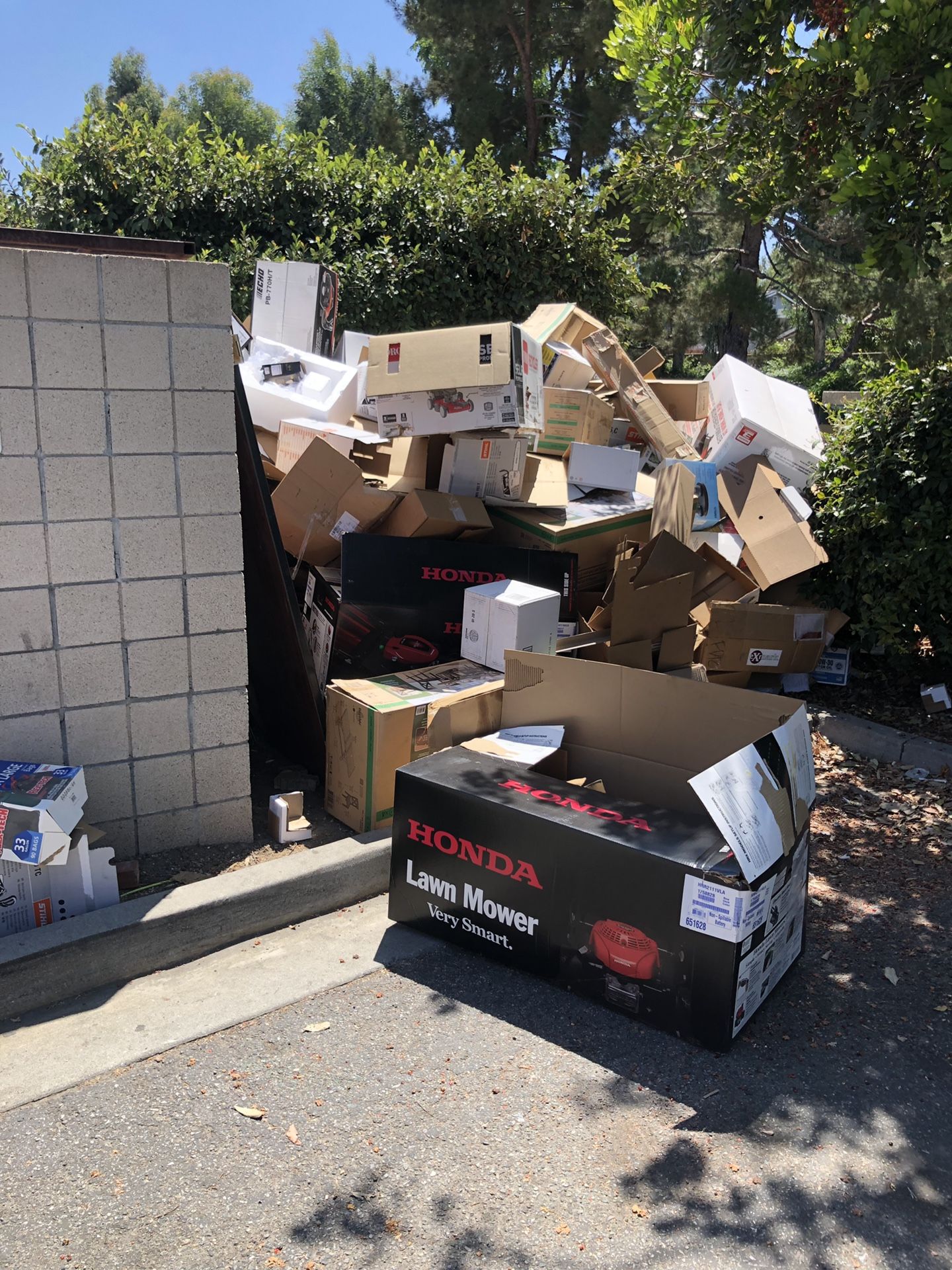 Free cardboard and pallets