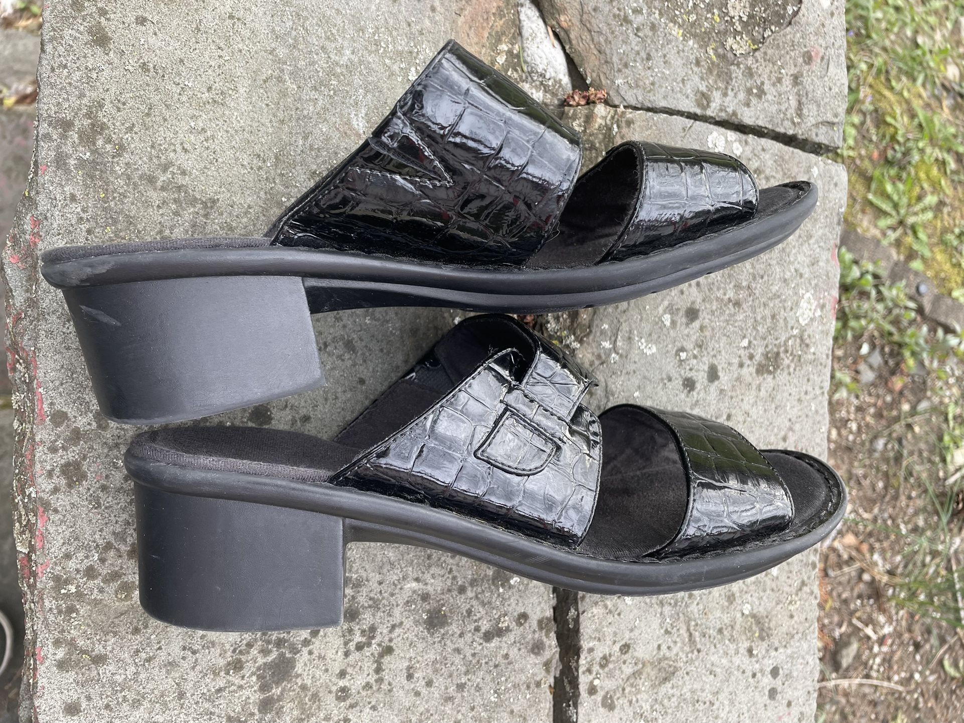 Clarks Collection Womens 7. Black Leather Slip On Double Strap Comfort Sandals