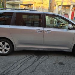 2014 TOYOTA SIENNA LE 