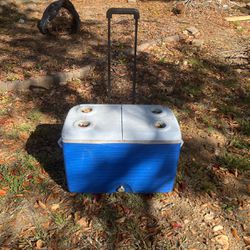 Rubbermaid Cooler with Wheels