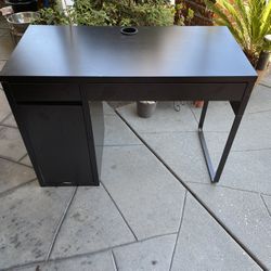Black Desk