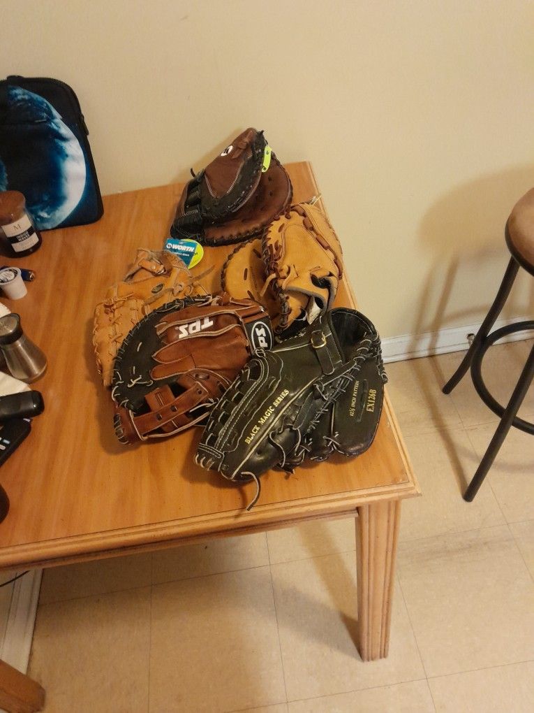 Baseball and softball Gloves