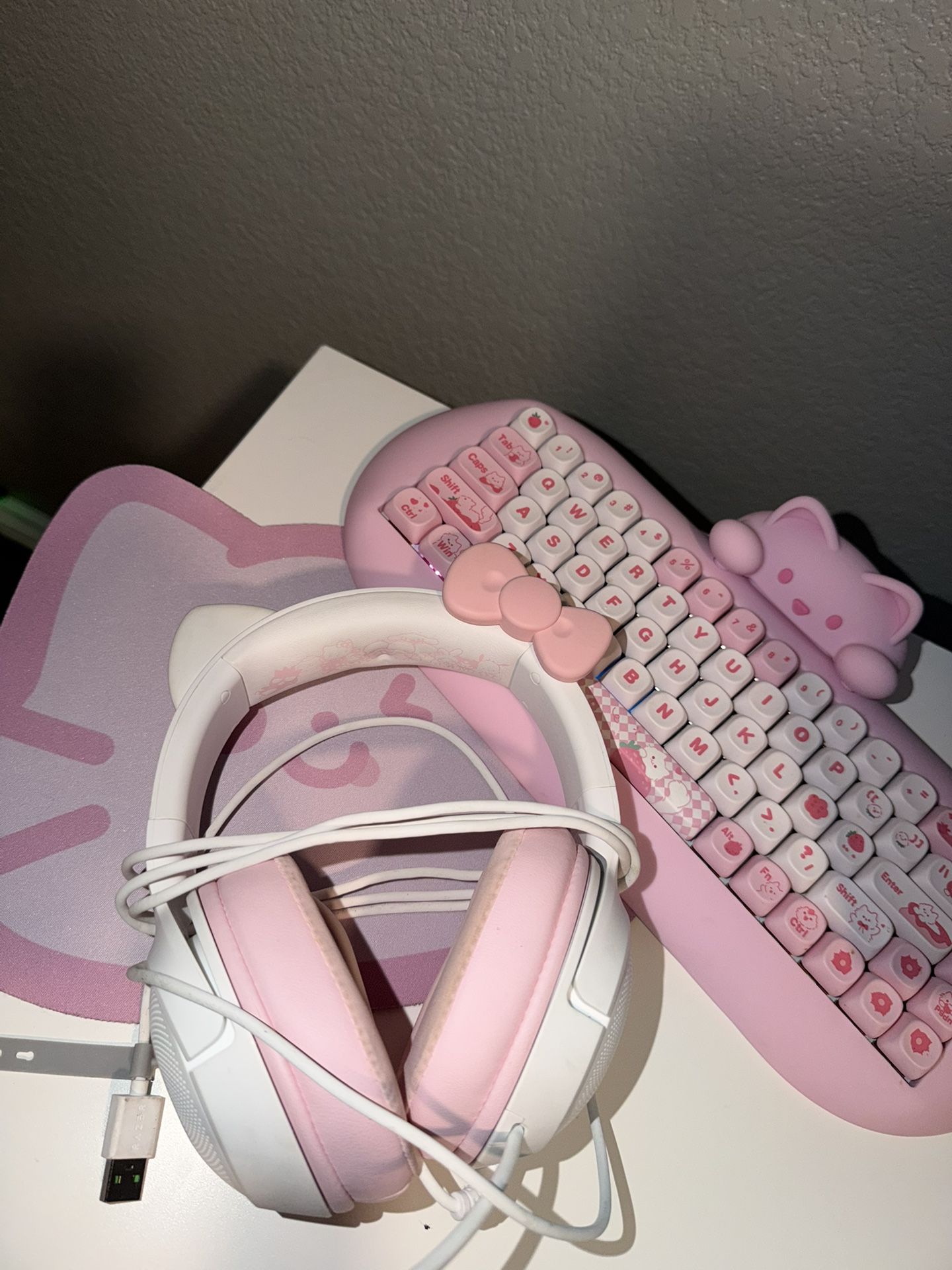 Razor hello kitty head set and yunzii pink keyboard