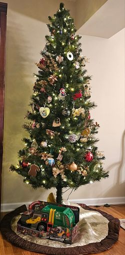 7.5 foot, Pre-lit artificial Christmas tree.